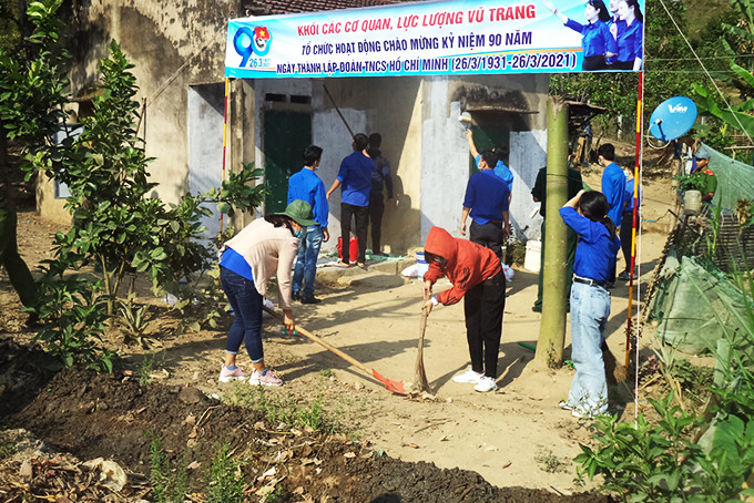 Thanh niên Khánh Sơn giúp hộ nghèo sơn sửa nhà ở.