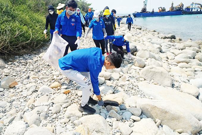 Các sinh viên nhặt rác tại khu vực đảo Hòn Mun. Ảnh: THÁI THANH