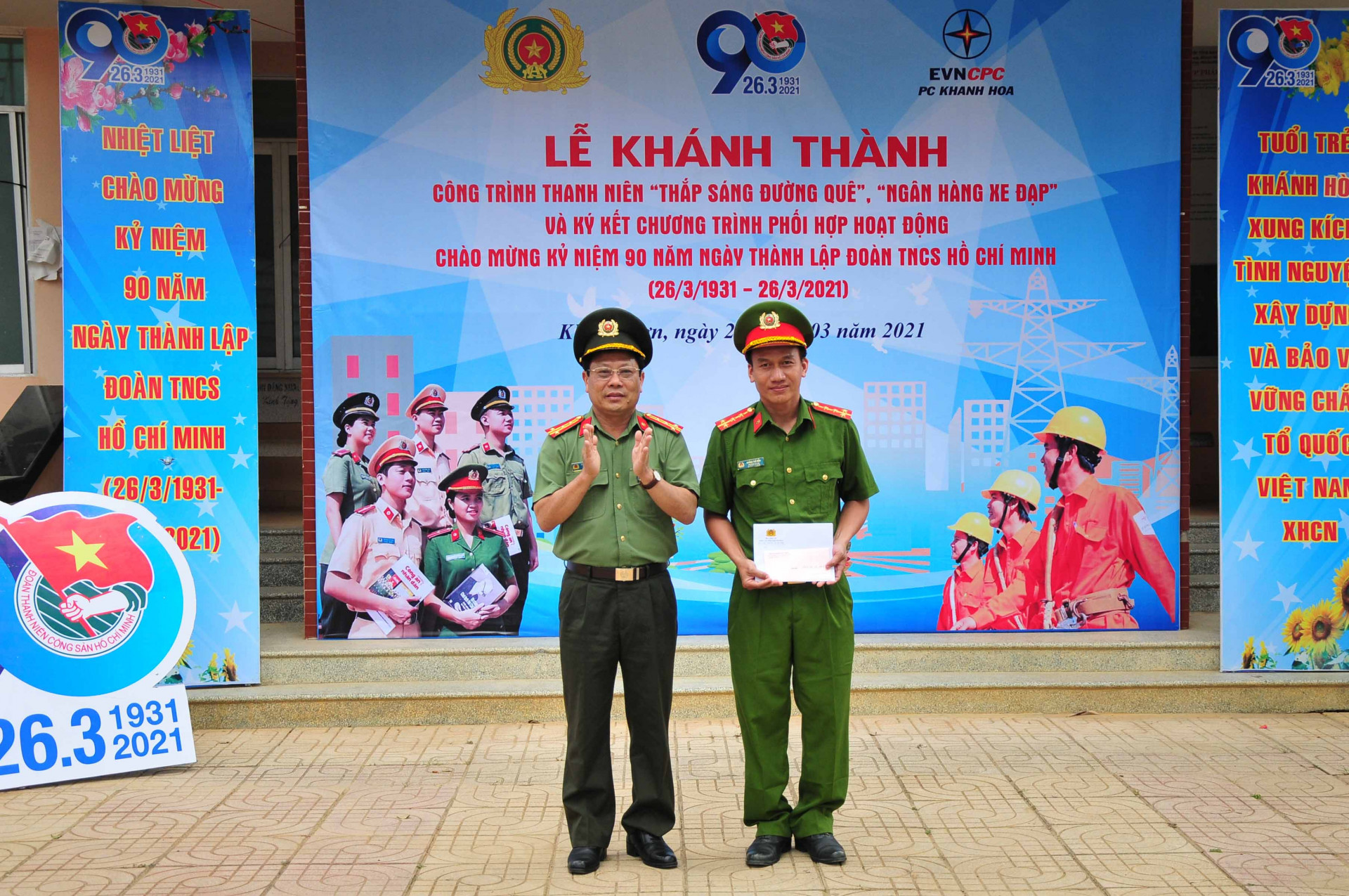 Đại tá Nguyễn Văn Ngàn - Phó Giám đốc Công an tỉnh tặng quà động viên lực lượng Công an xã Sơn Bình