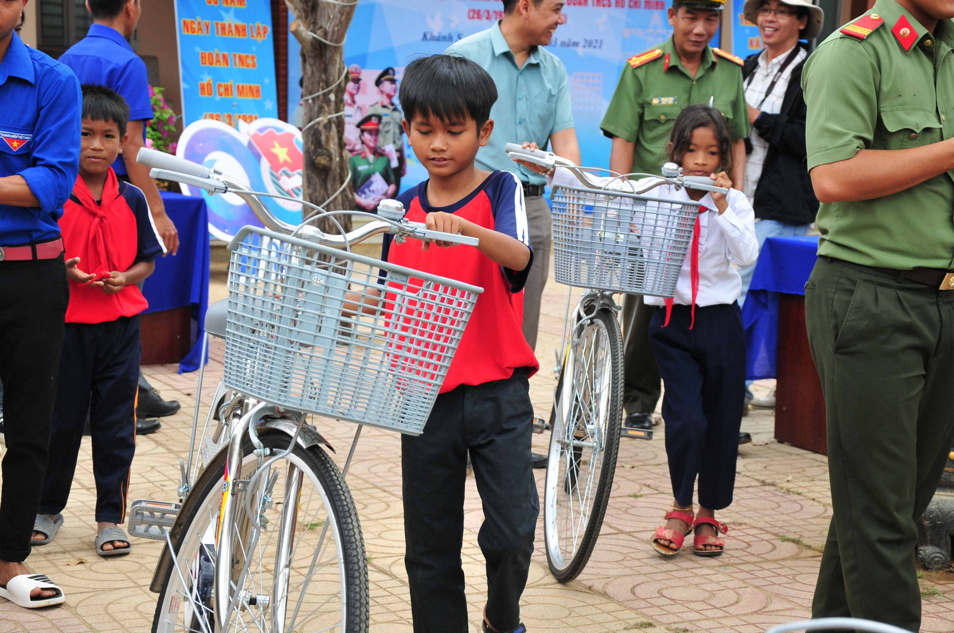 Niềm vui của các học sinh khi được nhận xe đạp