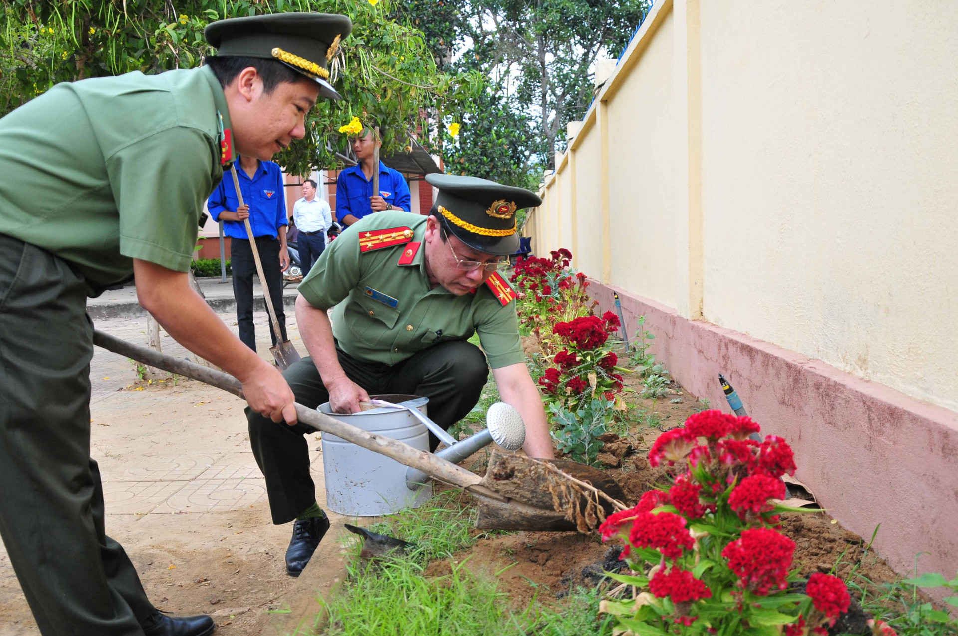 Các đại biểu trồng cây lưu niệm tại trụ sở UBND xã Sơn Bình