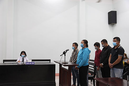 Tụ tập chơi bạc, cả nhóm lãnh án