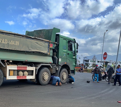 Nam thanh niên bị xe ben tông gãy chân