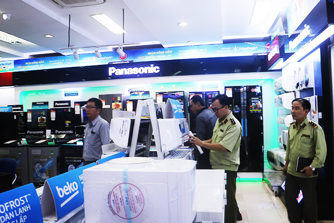 Lực lượng quản lý thị trường kiểm tra mặt hàng điện tử trên địa bàn TP. Nha Trang.