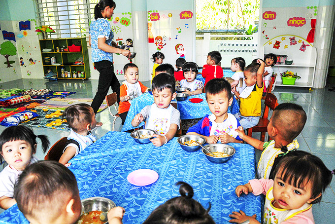 Giờ ăn của trẻ ở Trường Mẫu giáo Hoa Lan (huyện Khánh Vĩnh).  