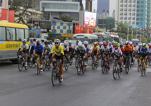 Các tay đua xuất phát chặng 6 tại Quảng trường 2 tháng 4 Nha Trang.