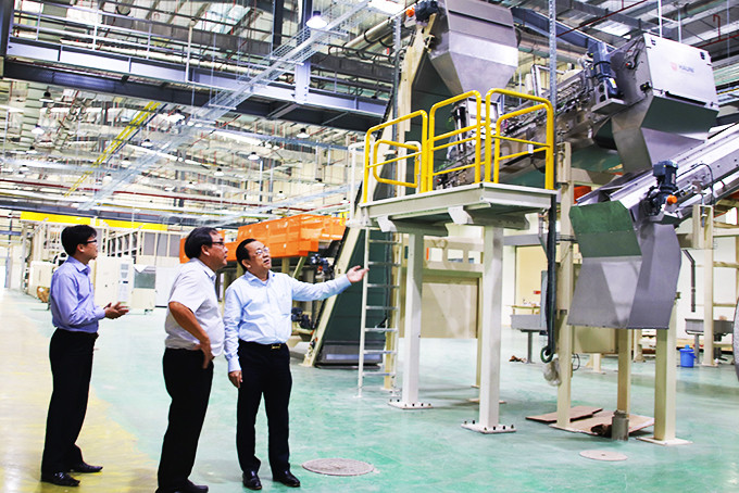 Đoàn công tác thăm dây chuyền sản xuất mới lắp đặt tại Cụm Công nghiệp Trảng É.