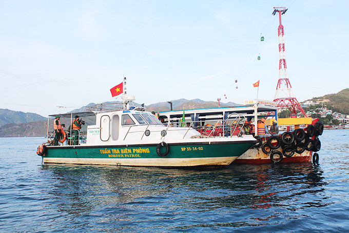 Kiểm tra tàu chở khách du lịch trên vịnh Nha Trang. 