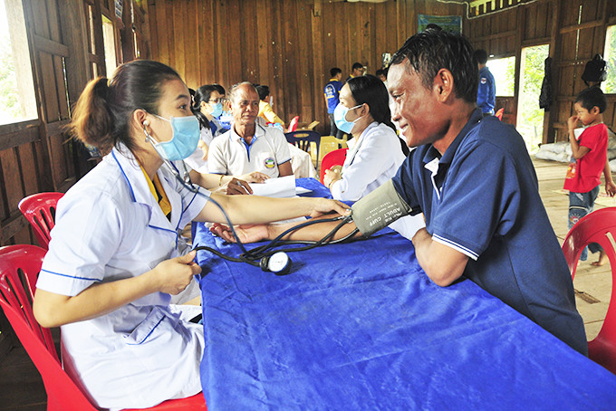 Tỉnh đoàn tổ chức đoàn thanh niên tình nguyện tặng quà, khám bệnh cho người dân  có hoàn cảnh khó khăn tại tỉnh Attapeu (Lào).