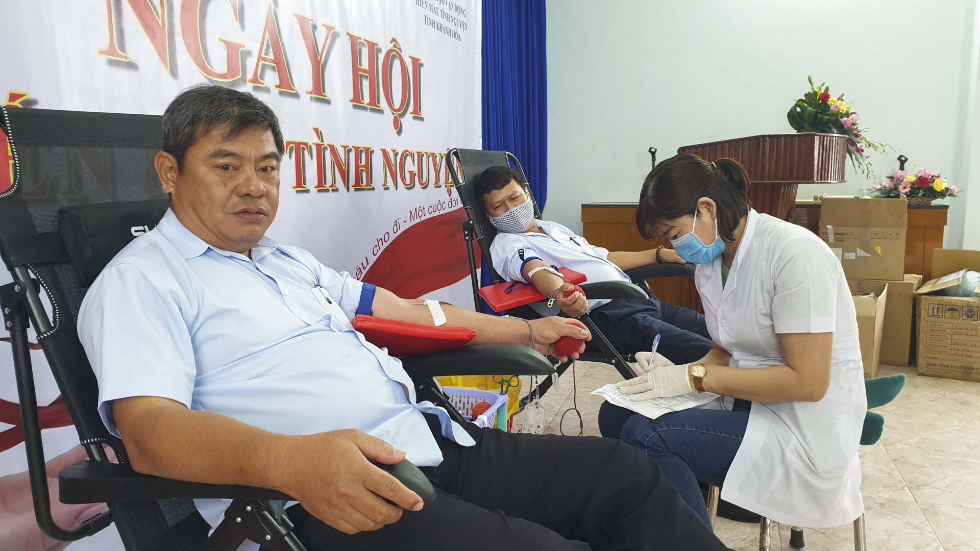 Cán bộ Công ty Cổ phần Đường sắt Phú Khánh tham gia hiến máu tình nguyện.
