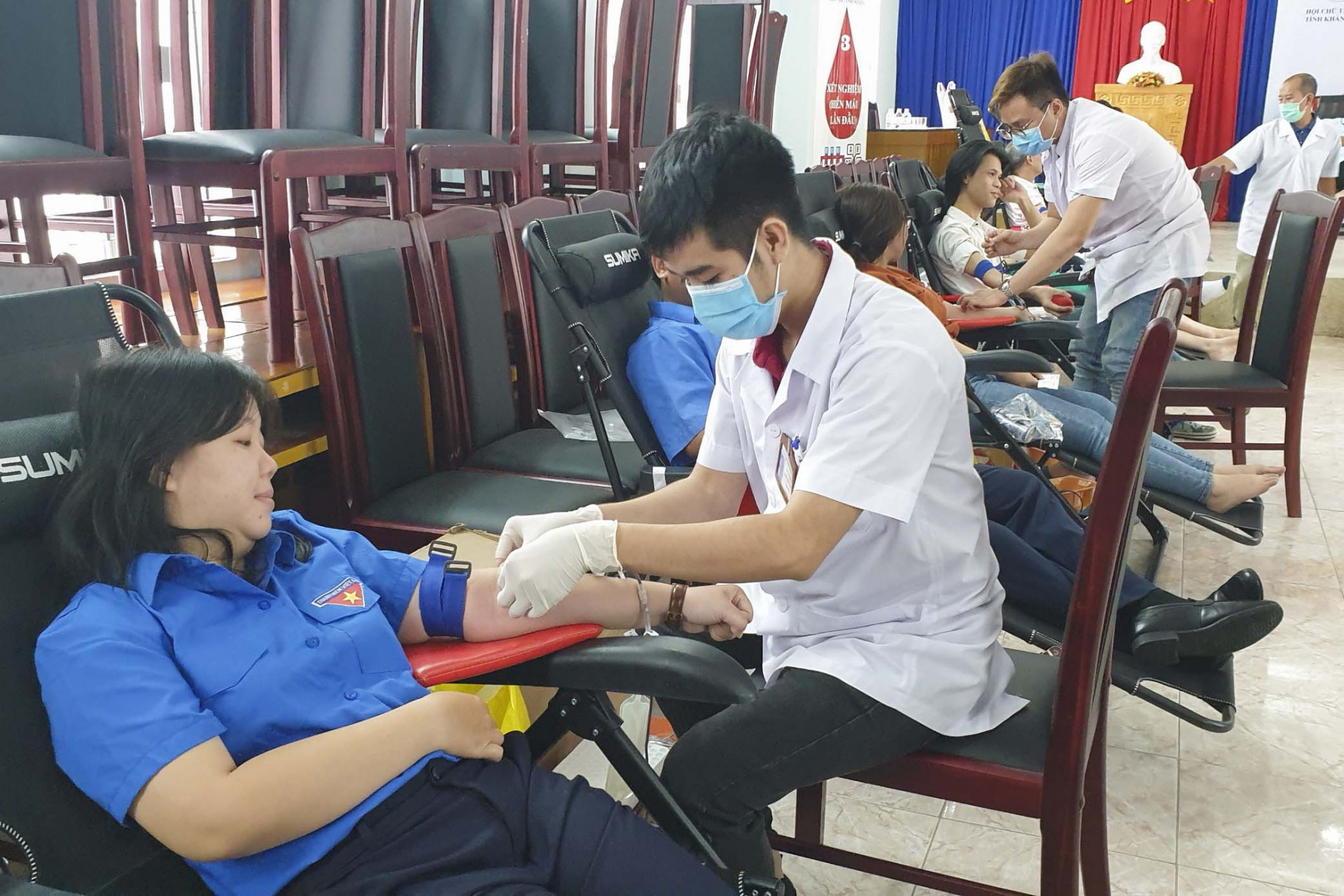 Đoàn viên, thanh niên công ty tham gia hiến máu tình nguyện.