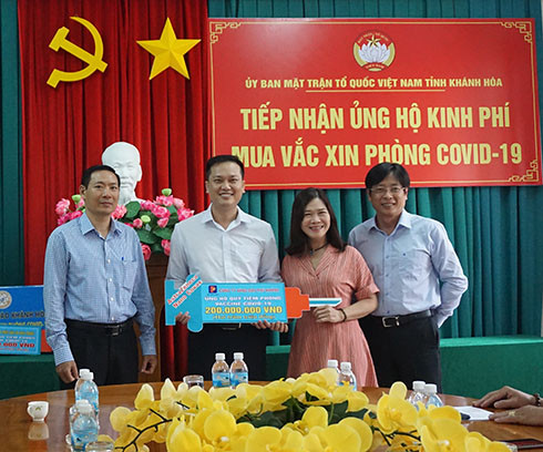 Đại diện Công ty Xăng dầu Phú Khánh (thứ 2 từ trái sang) trao ủng hộ mua vắc xin phòng Covid-19.