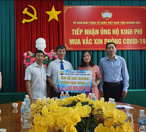 Đại diện Công ty TNHH Một thành viên Xổ số kiến thiết Khánh Hòa (thứ 2 từ trái sang) trao ủng hộ mua vắc xin phòng Covid-19