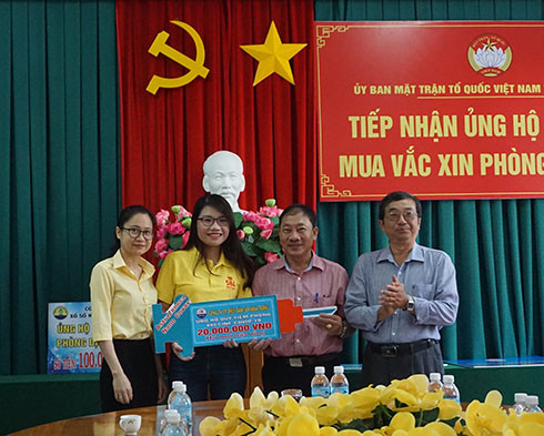 . Đại diện Công ty Cổ phần Thủy sản 584 Nha Trang (thứ 2 từ trái sang) trao ủng hộ mua vắc xin phòng Covid-19.
