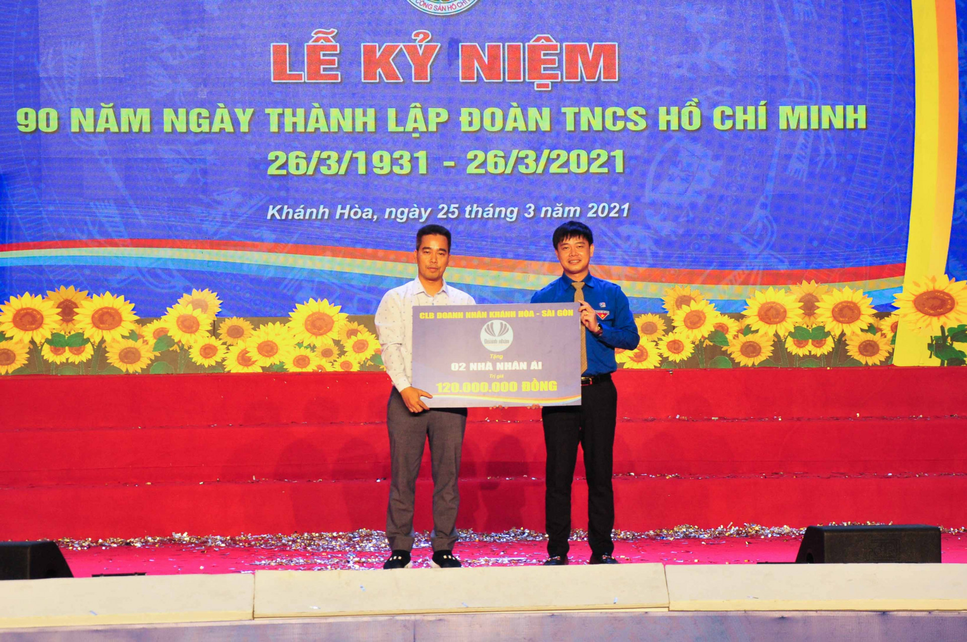 Câu lạc bộ Doanh nhân Khánh Hoà - Sài Gòn hỗ trợ Tỉnh đoàn 120 triệu đồng để xây 2 Nhà nhân ái cho cựu cán bộ Đoàn và cựu thanh niên xung phong khó khăn