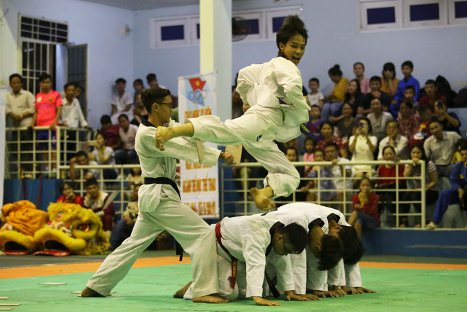 Màn biểu diễn của các võ sinh môn taekwondo thuộc Trung tâm Văn hóa và Thể thao Nha Trang.