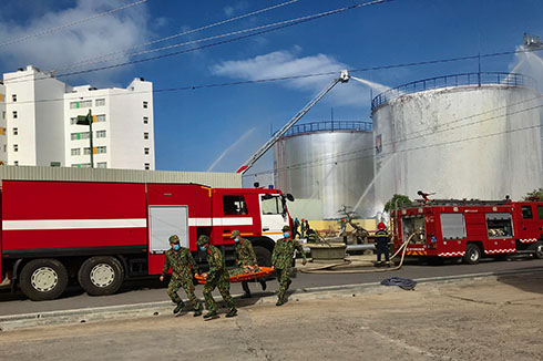 Lực lượng cứu hộ đưa người bị nạn ra khỏi đám cháy