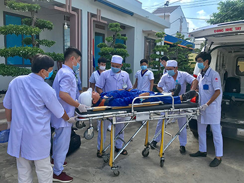 Các y, bác sĩ cứu chữa cho người bị nạn