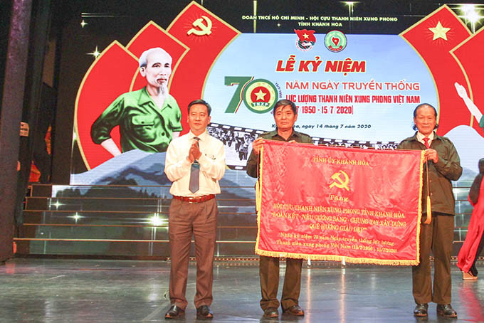 Tỉnh ủy Khánh Hòa tặng bức trướng cho Hội cựu Thanh niên Xung phong tỉnh  nhân Kỷ niệm 70 năm ngày thành lập lực lượng Thanh niên Xung phong Việt Nam.  Ảnh Thế Anh