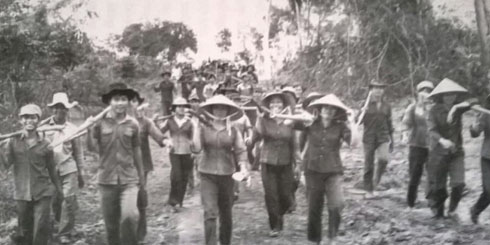 Thanh niên Xung phong đi khai hoang ở Đất Sét năm 1976. (Ảnh tư liệu)