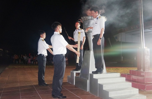 Lãnh đạo, chỉ huy Lữ đoàn trao ngọn lửa truyền thống cho tuổi trẻ đơn vị.