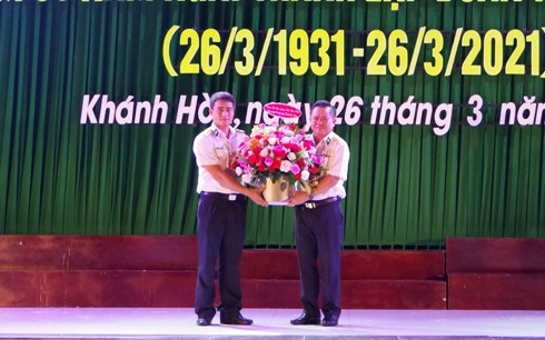Đại tá Bùi Duy Thống tặng hoa chúc mừng tuổi trẻ Học viện.