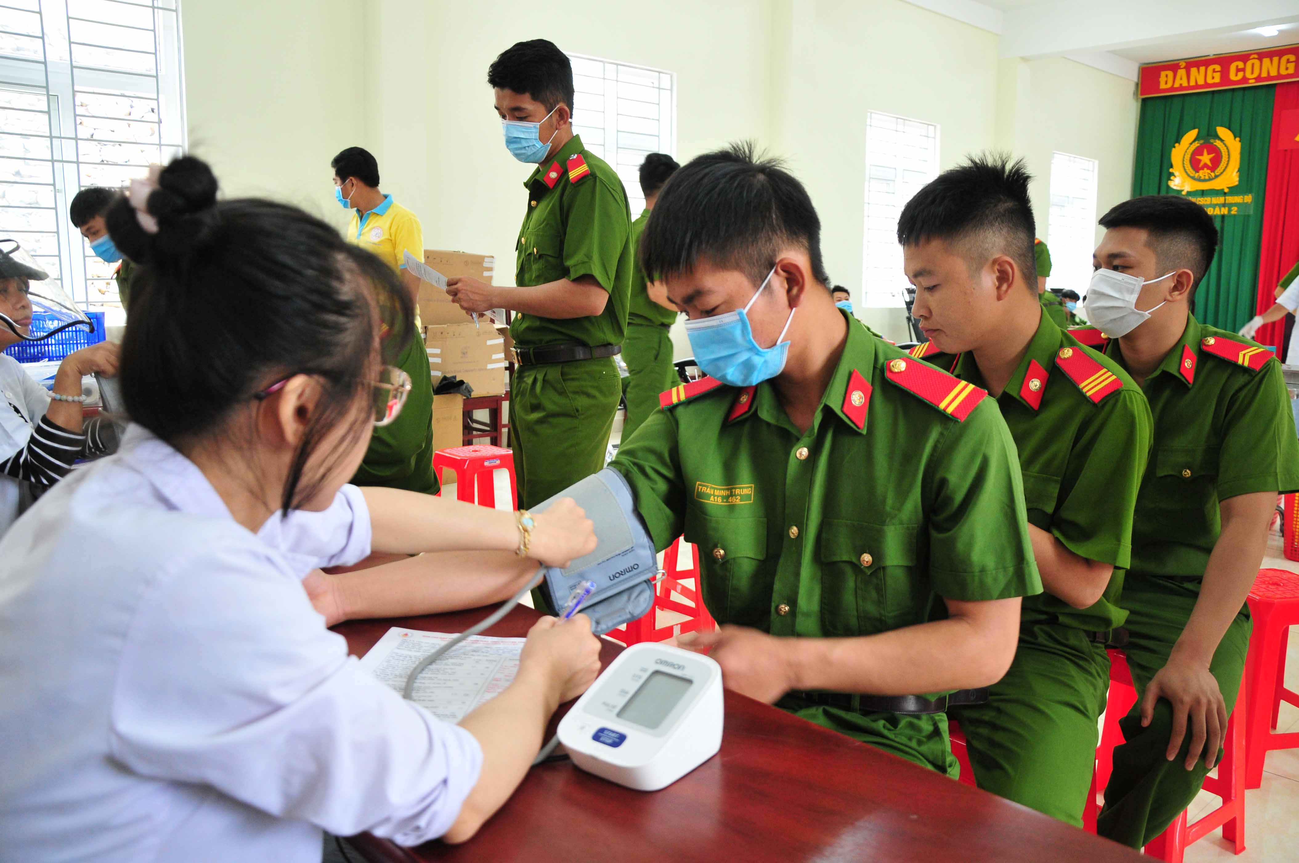 Kiểm tra sức khoẻ các tình nguyện viên trước khi hiến máu