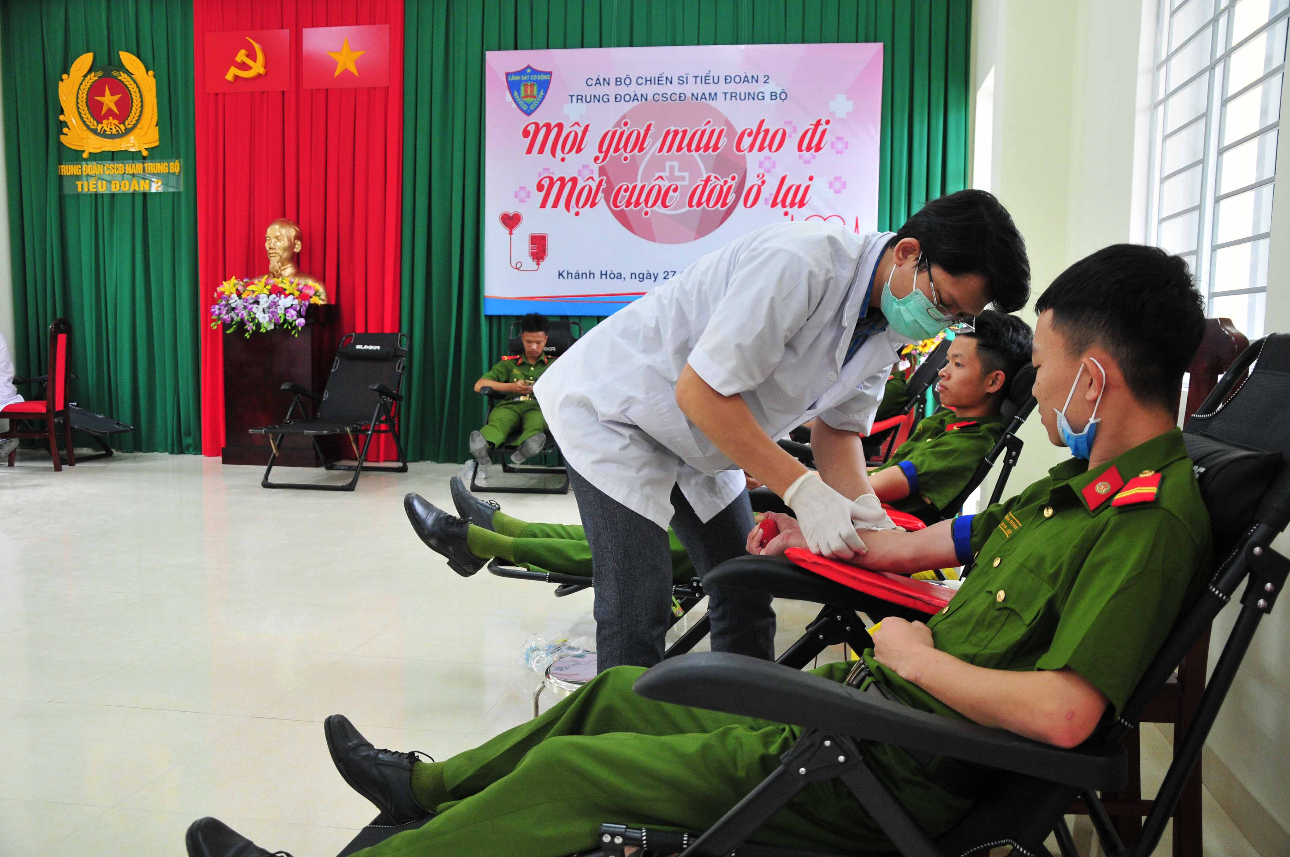 Các cán bộ, chiến sĩ Tiểu đoàn 2 tham gia hiến máu