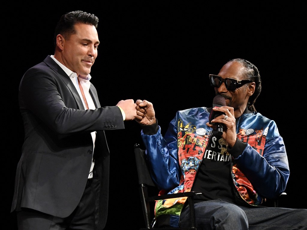 De la Hoya xác nhận sắp trở lại võ đài vào tháng Bảy năm nay khi giao lưu với Snoop Dogg tại Las Vegas hôm 26-3. Ảnh: AFP