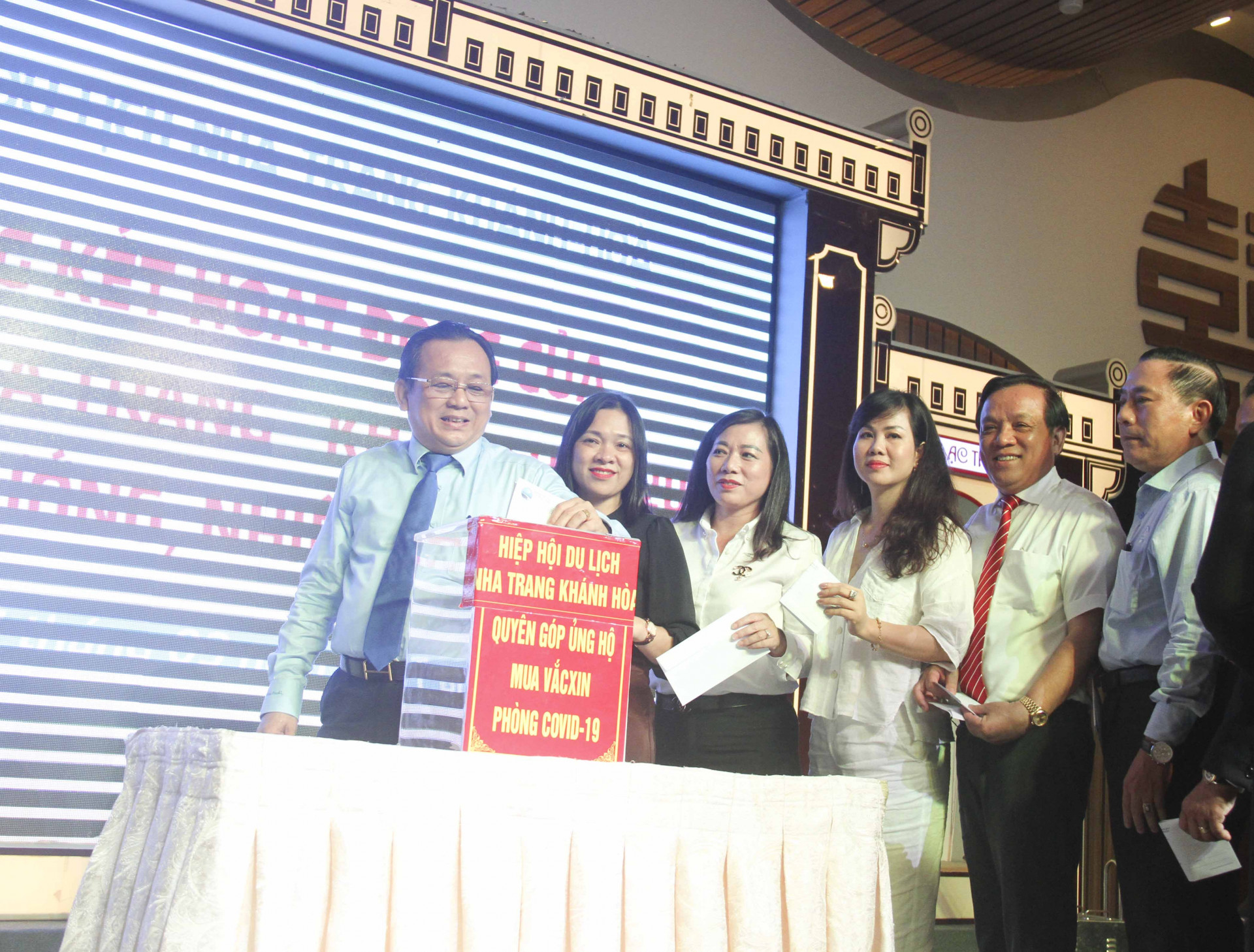 Phó Chủ tịch thường trực UBND tỉnh Khánh Hòa cùng các đại biểu ủng hộ kinh phí để tỉnh Khánh Hòa mua vắc -xin phòng Covid-19 cho toàn dân