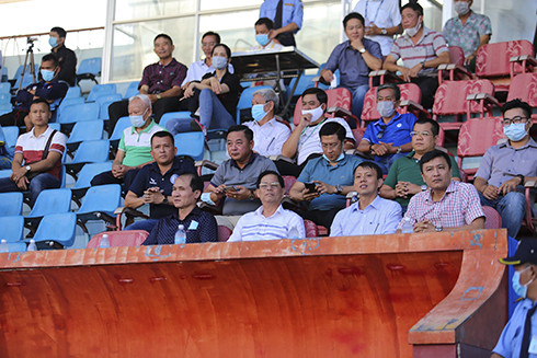 Ông Nguyễn Tấn Tuân, Chủ tịch UBND tỉnh đến dự khán trận đấu.