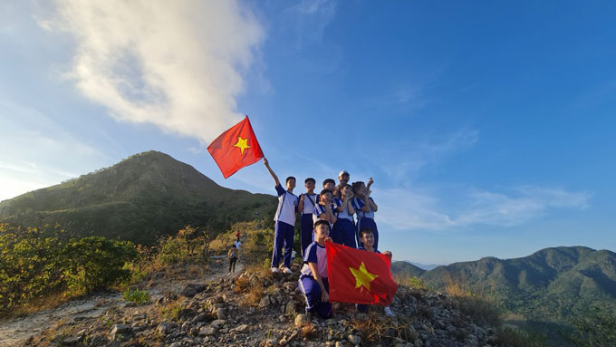 Các em học sinh Trường THCS Võ Văn Ký (TP. Nha Trang) check in trên đỉnh Cô Tiên