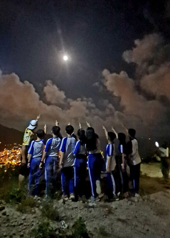 Ngắm siêu trăng từ núi Cô Tiên