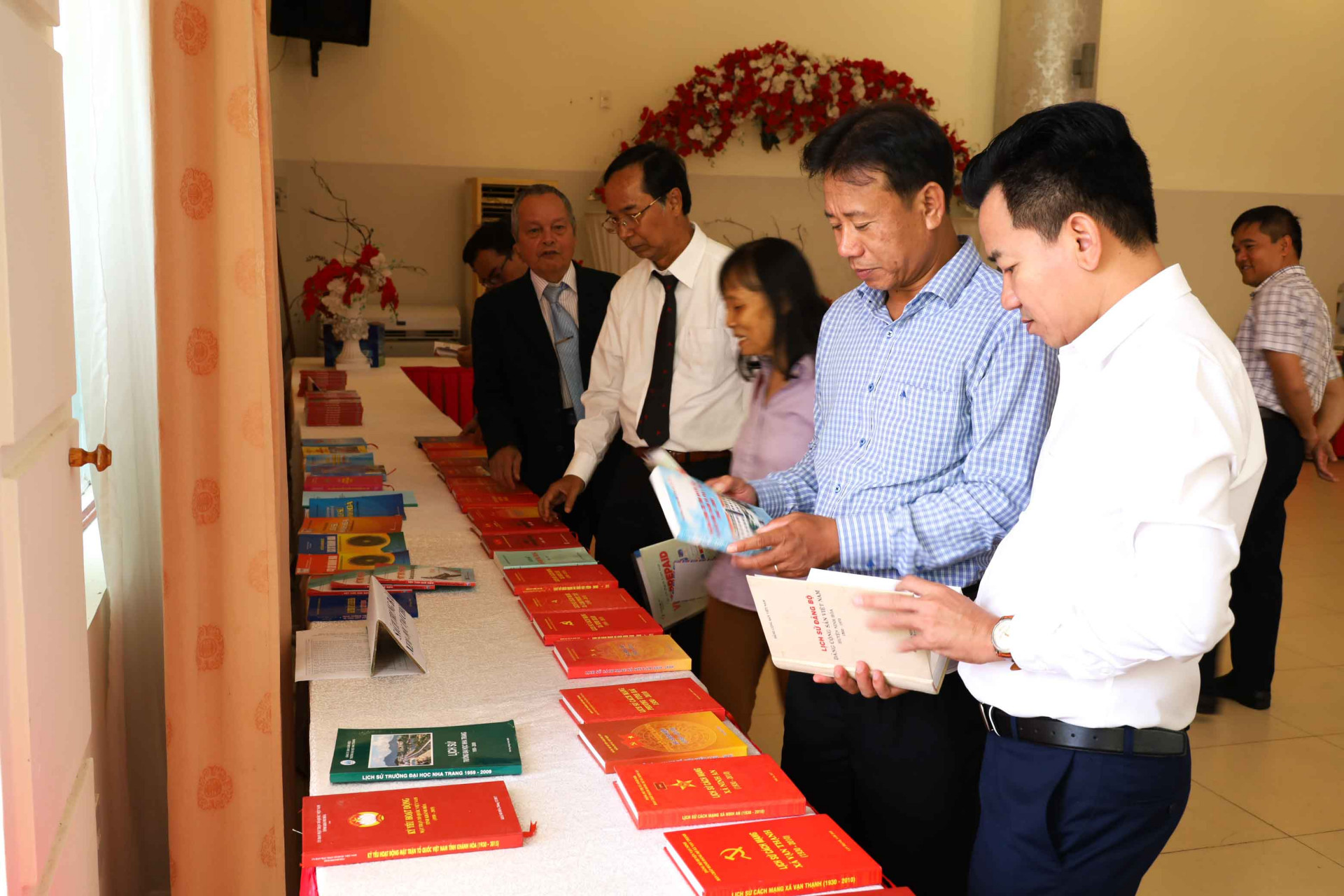 Các đại biểu xem một số ấn phẩm do các hội viên Hội Khoa học Lịch sử tỉnh Khánh Hòa tham gia biên soạn. 