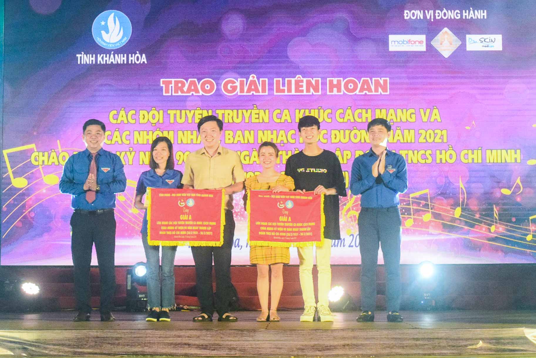 Tổ chức liên hoan các đội tuyên truyền ca khúc cách mạng và các ban nhạc, nhóm nhảy học đường