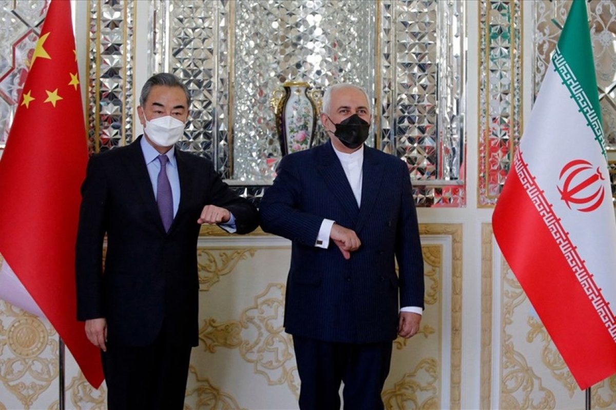 Ngoại trưởng Iran Javad Zarif đón Ngoại trưởng Trung Quốc Vương Nghị ở Tehran ngày 27/3. Ảnh: AFP