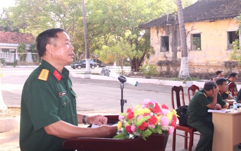 Đại tá Nguyễn Văn Sơn phát biểu quán triệt nhiệm vụ cho lớp tập huấn.