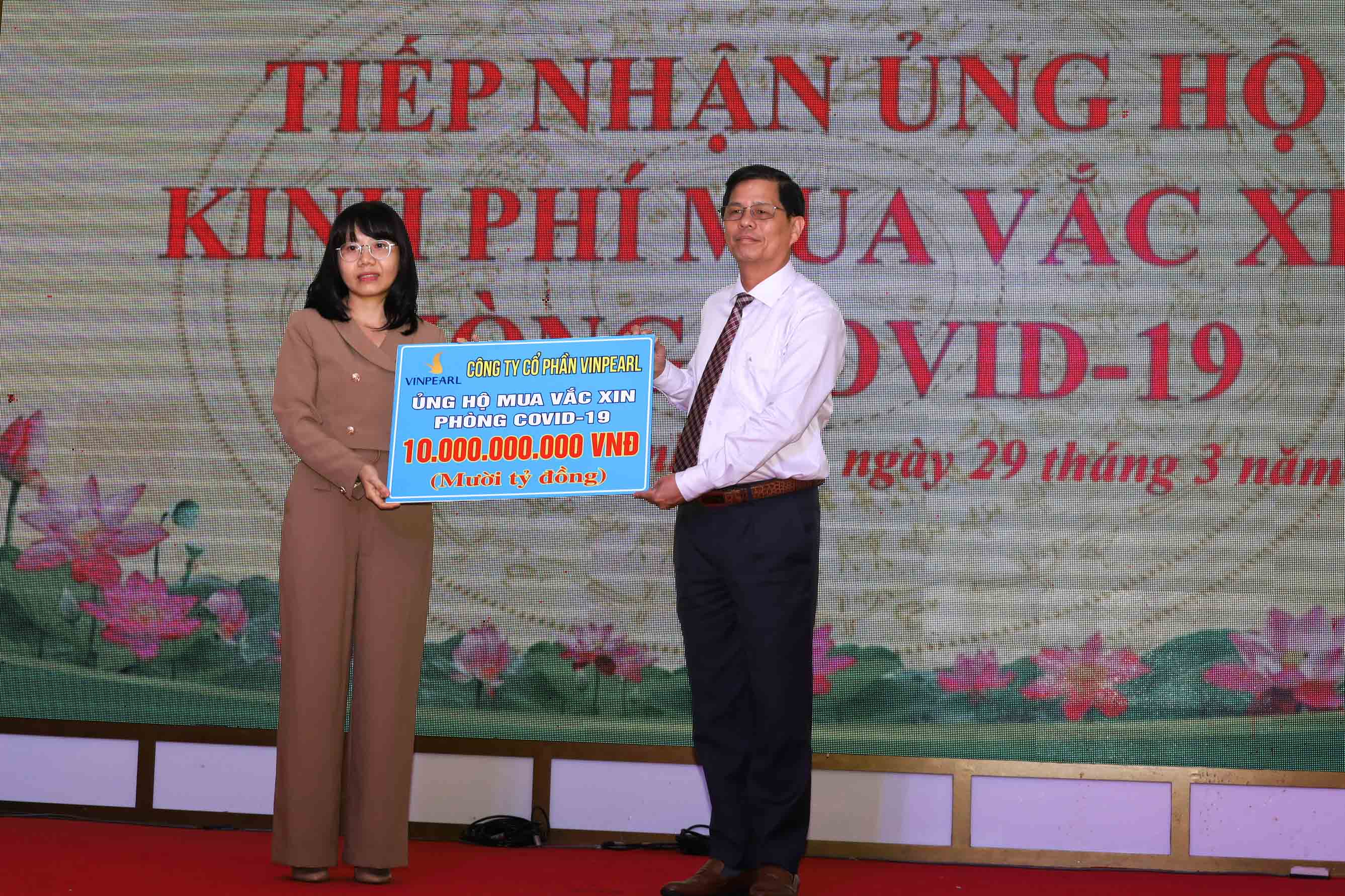 Tiếp nhận hơn 17 tỷ đồng ủng hộ kinh phí mua vắc xin phòng Covid-19