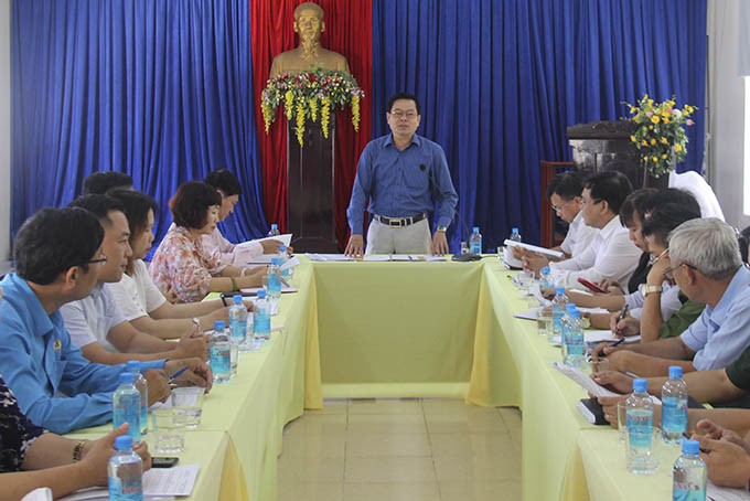 Đồng chí Trần Mạnh Dũng phát biểu tại buổi làm việc  với Ủy ban Bầu cử huyện Cam Lâm.