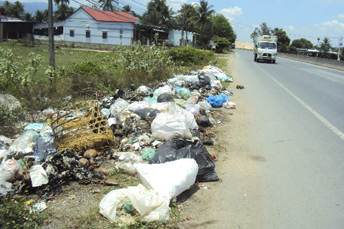 Rác chiếm hành lang quốc lộ