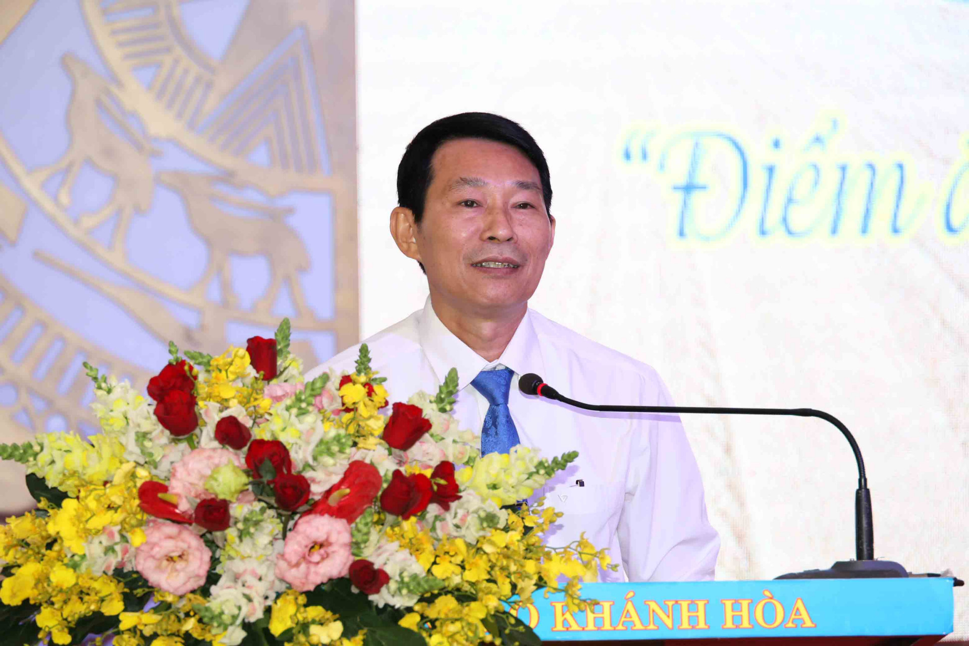 Dinh Van Thieu speaking at the press conference
