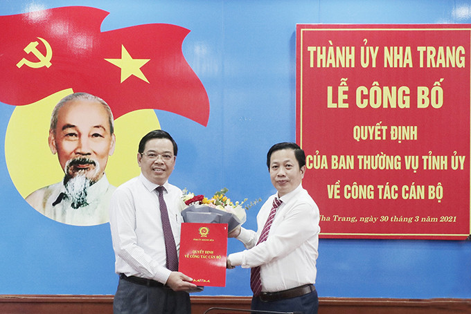 Ông Hà Quốc Trị (bìa phải) trao quyết định cho ông Nguyễn Sỹ Khánh.