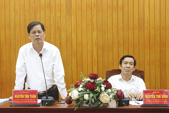 Đồng chí Nguyễn Tấn Tuân phát biểu chỉ đạo công tác chuẩn bị bầu cử ở TP. Nha Trang.