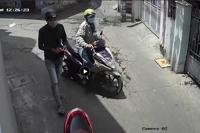 Camera an ninh ghi lại hình ảnh 2 nghi phạm gây ra vụ trộm xe trên đường Hương Điền. 