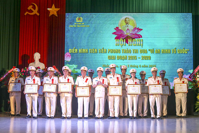 Đại tá Đào Xuân Lân trao bằng khen cho các tập thể, cá nhân đạt thành tích xuất sắc.