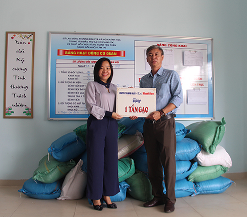 Bà Thái Thị Lệ Hằng – Bí thư Đảng ủy, Phó Tổng Biên tập Báo Khánh Hòa đại diện cho các đơn vị tài trợ trao số gạo hỗ trợ trung tâm