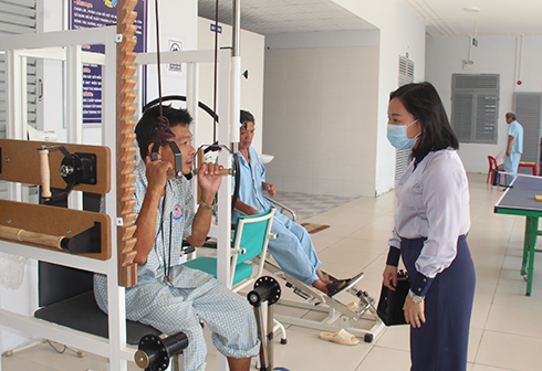 Bà Thái Thị Lệ Hằng thăm hỏi, động viên các đối tượng đang được điều trị, chăm sóc tại trung tâm