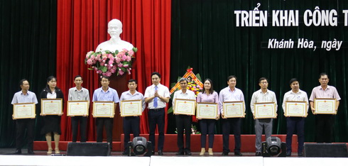 Ông Nguyễn Khắc Toàn trao bằng khen của UBND tỉnh Khánh Hòa cho các tập thể