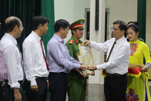 Ông Nguyễn Tấn Tuân trao bằng khen cho các tập thể xuất sắc