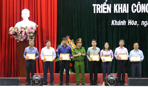 Đại tá Lê Trọng Phúc - Cục phó Cục Xây dựng phong trào toàn dân bảo vệ an ninh Tổ quốc trao bằng khen cho các tập thể